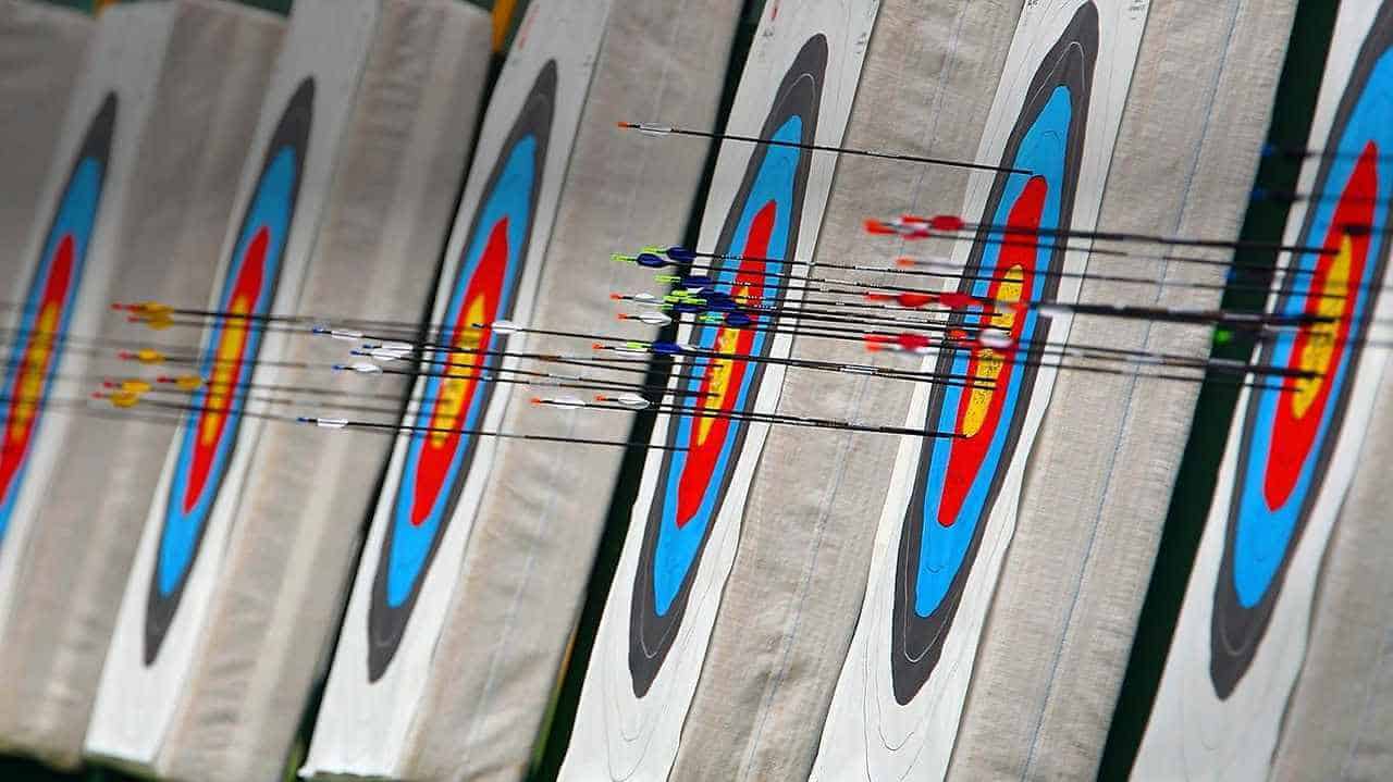 samarbejdsøvelse med bueskydning er en sjov team building øvelse