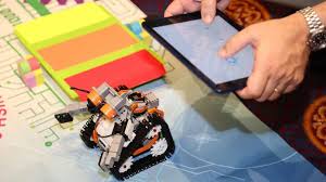 Teambuiliding opgave med teknologi Robot aktikvitet styret med ipads