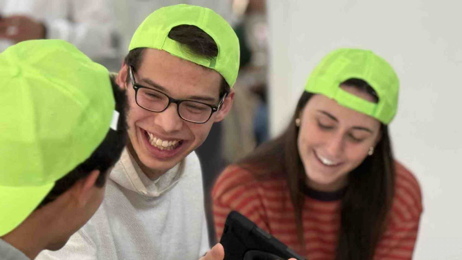 Team arbejder med Ai på ipads