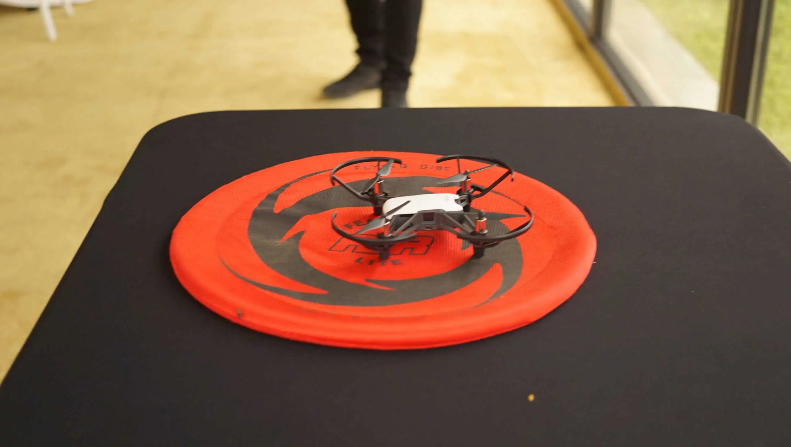 Teambuilding opgave med drone flyvning teknologi teambuilding aktiviteteskort