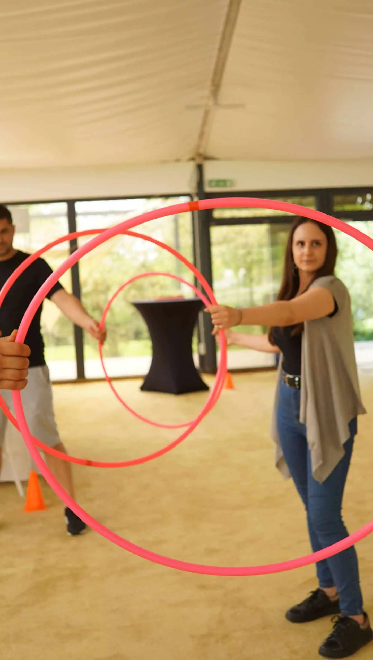 Teambuilding opgave med drone flyvning teknologi teambuilding hænderne sammen