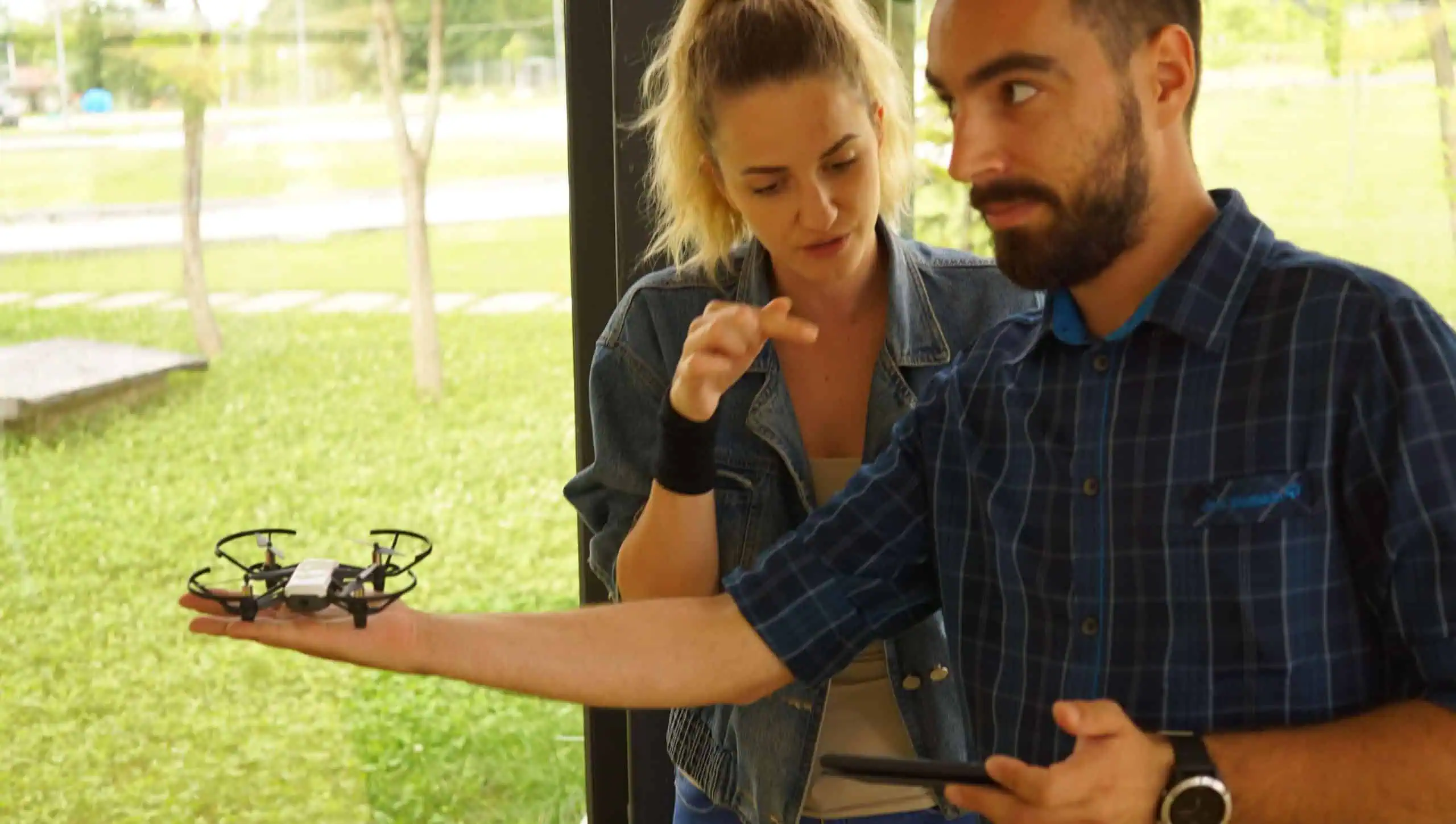 samarbejdsøvelser team building drone flyvning underhånd landing