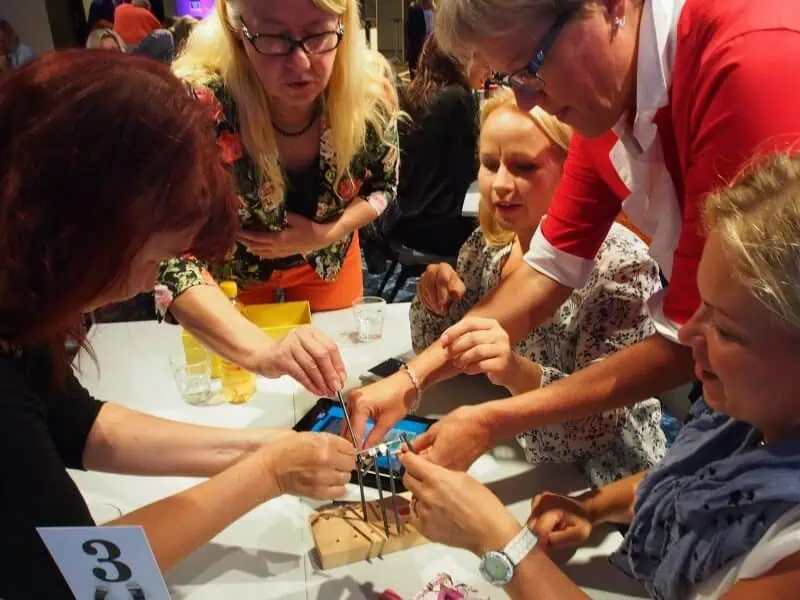 team energizer team building øvelser firmaaktivitet indendørs