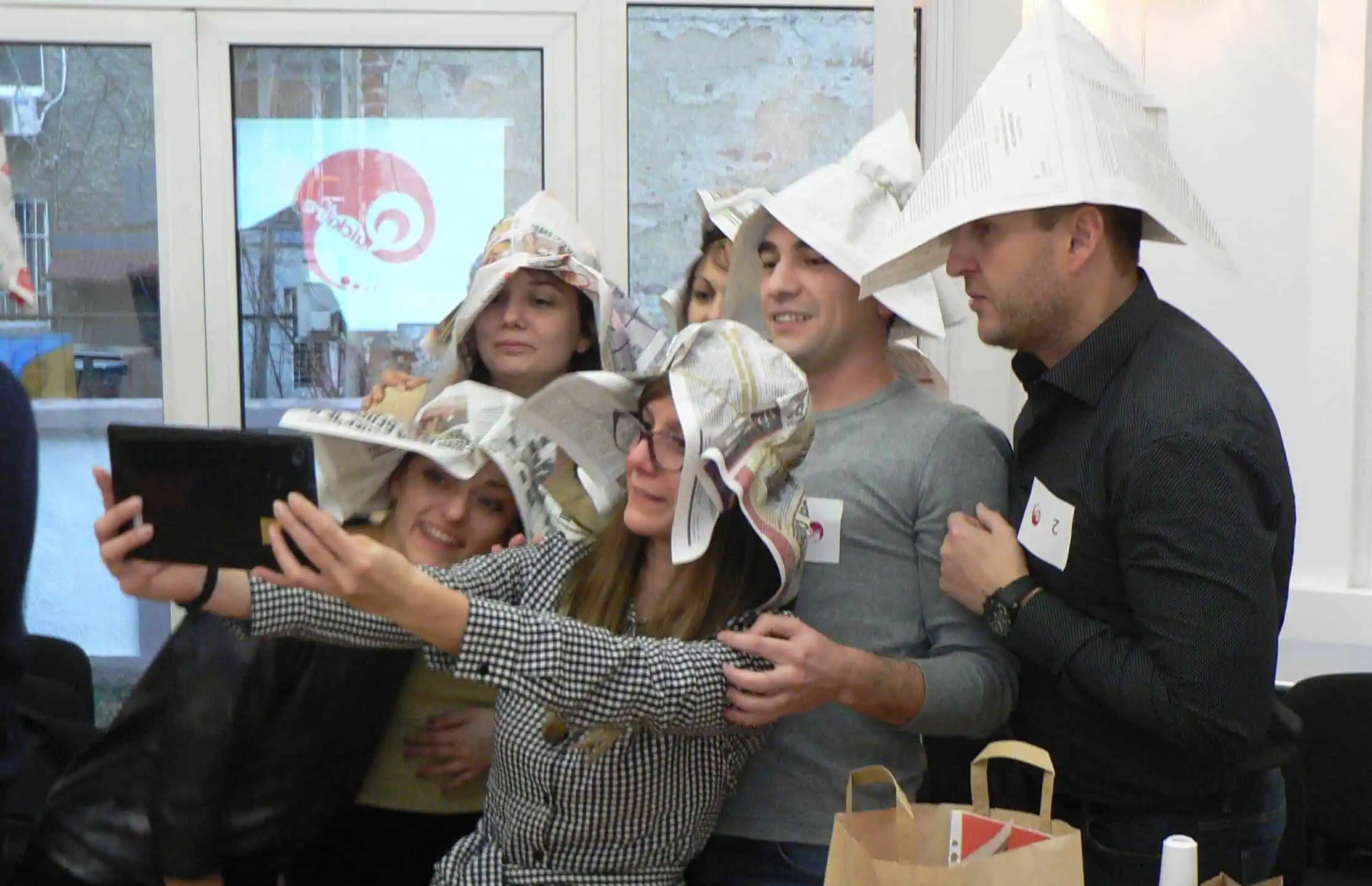 team energizer team building øvelser firmaaktivitet indendørs avis hat