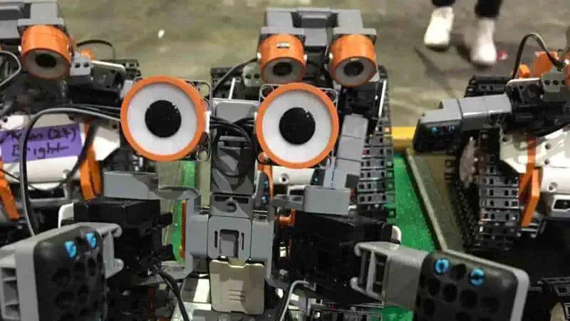 Teambuiliding opgave med teknologi Robot aktikvitet robot øjne