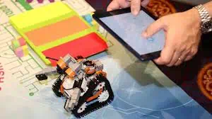 Teambuiliding opgave med teknologi Robot aktikvitet styret med ipads