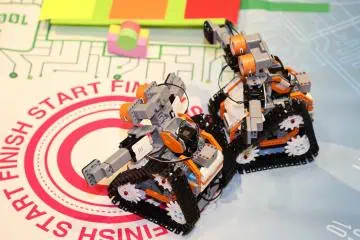 Teknologisk teambuildingøvelser firma arrangement med robotter opgaveløsning