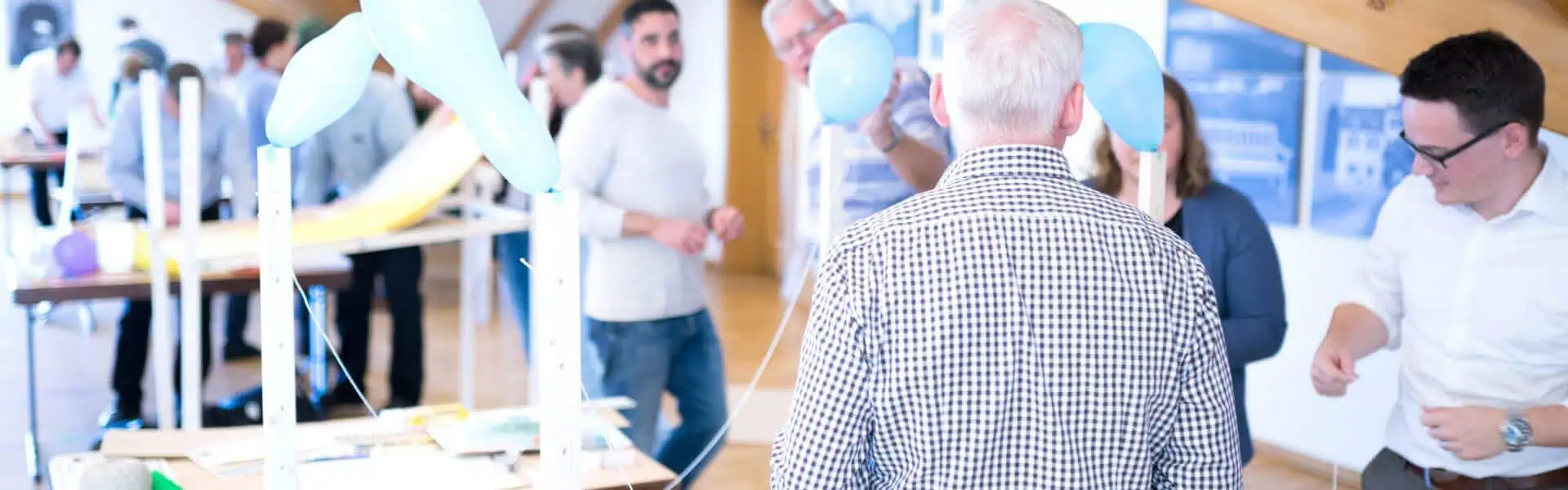 Teknologisk teambuildingøvelser firma arrangement med robotter planlægning