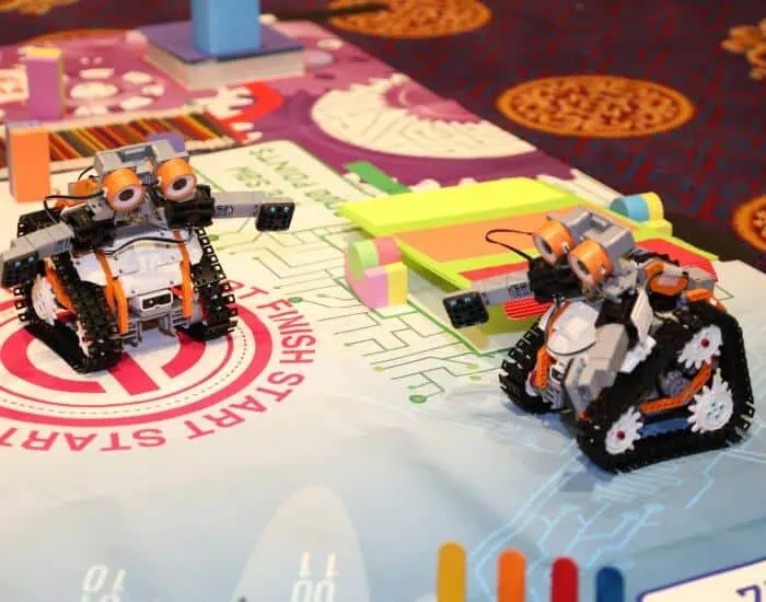Teknologisk teambuildingøvelser firma arrangement med robotterne jimu