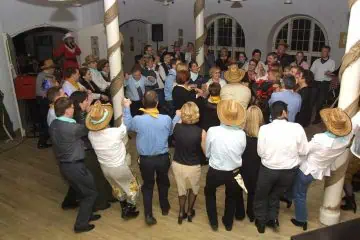 samarbejdsøvelse med linedans og musik er en sjov team building øvelse der skaber relationer