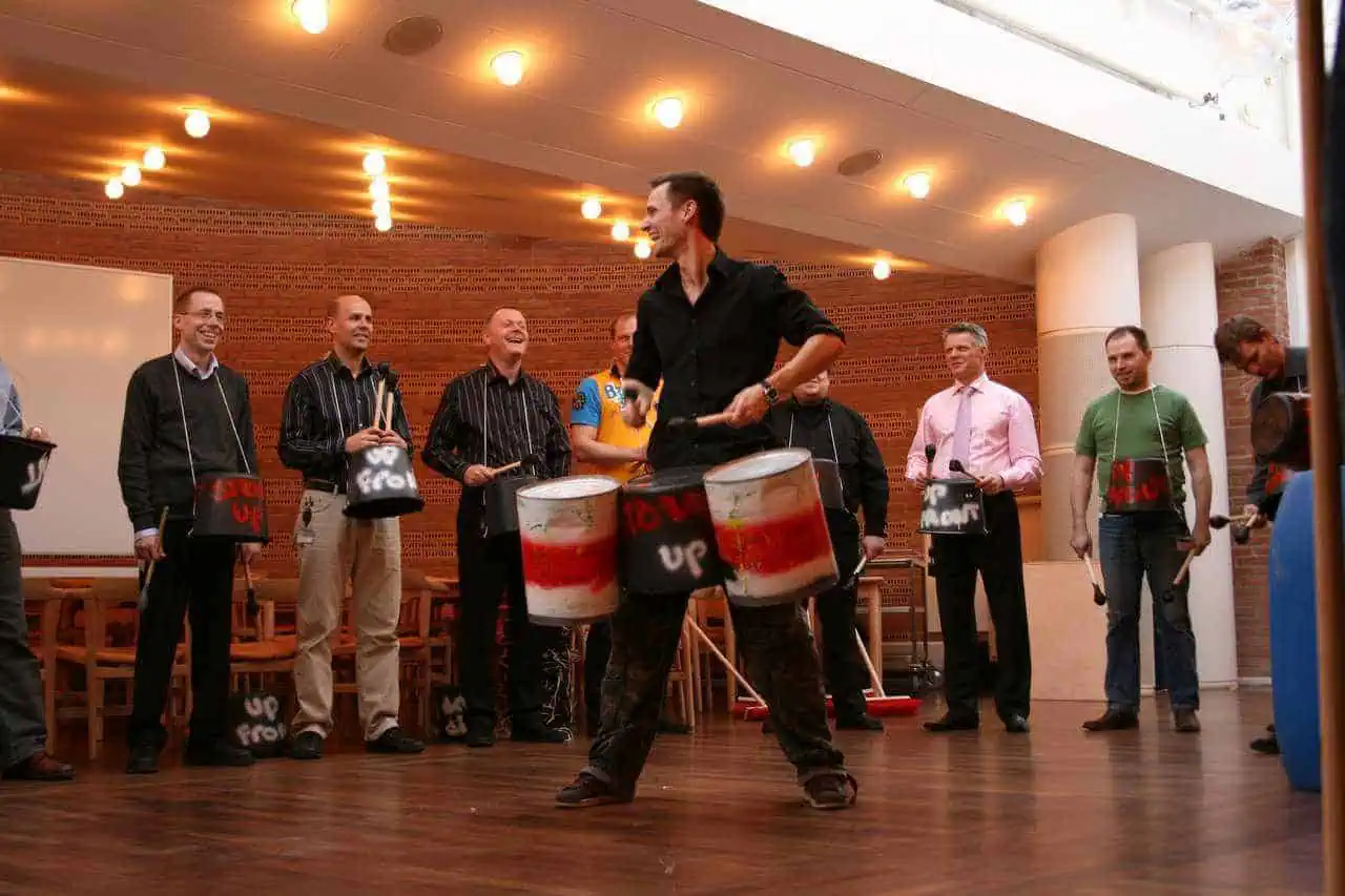 samarbejdsøvelse med stomp er en sjov team building øvelse der skaber relationer