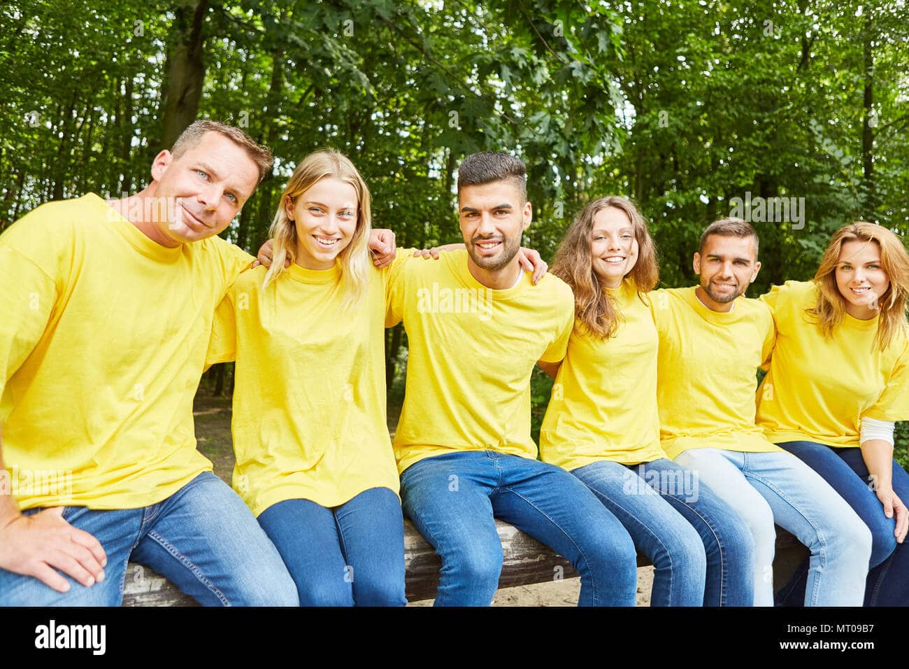 Gladt team smiler under teambuilding aktivitet i Kerteminde skoven.