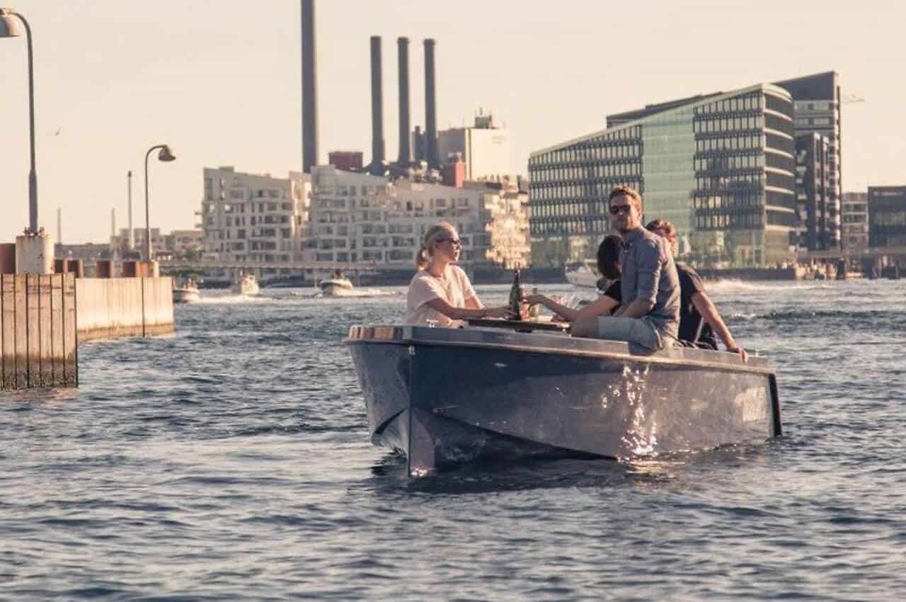 Teambuilding GPS water challenge med bådtur på Islands Brygge i København.