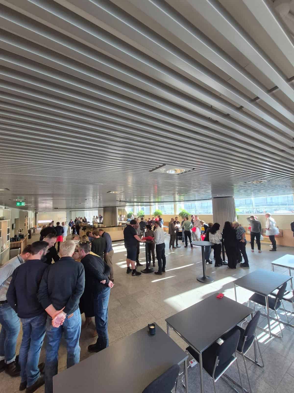 Team samler sig om opgaver under indendørs teambuilding arrangement i København.