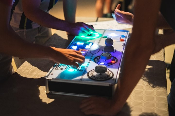 Team arbejder på en lysende spillekonsol under teambuilding i Jylland.