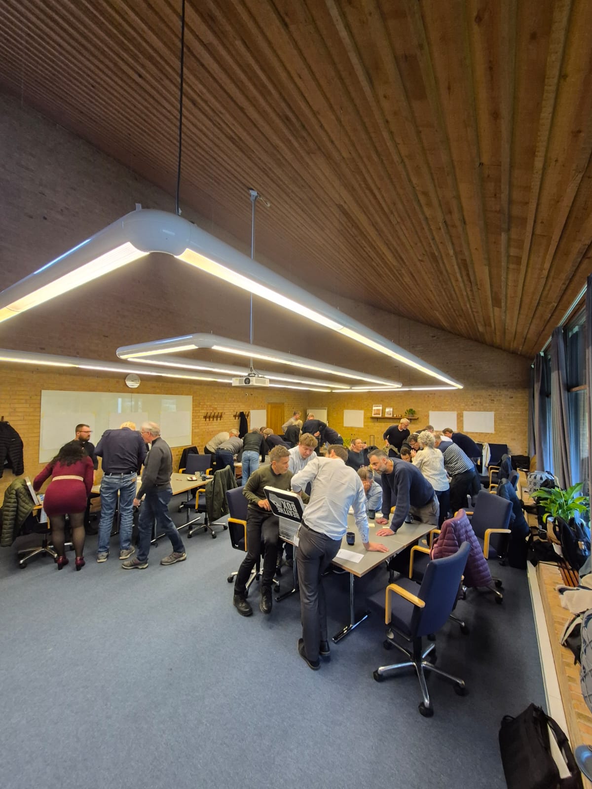 Teambuilding-event med deltagere, der løser Beat the Box escape game på Sjælland.