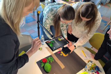 Kreativ teambuilding med figurer og rekvisitter til animationsfilm