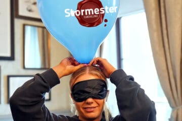 Deltager med bind for øjnene løser en ballonopgave til Stormester teambuilding