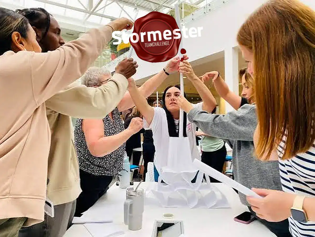 Kollegaer samarbejder om en papirudfordring til Stormester teambuilding